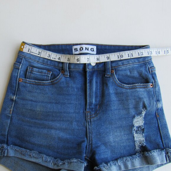 S.O.N.G. Women's Distressed Cuffed Frayed Hem Blue Denim Jeans Shorts Size 1/25 - Picture 5 of 6